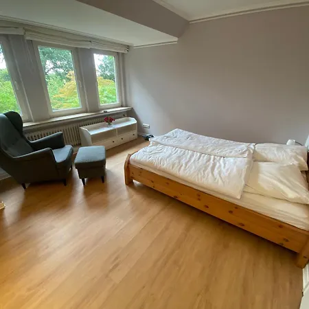 Haus, Idyllischer Garten, Garage