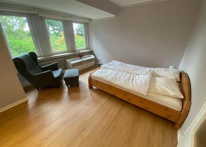 Haus, Idyllischer Garten, Garage